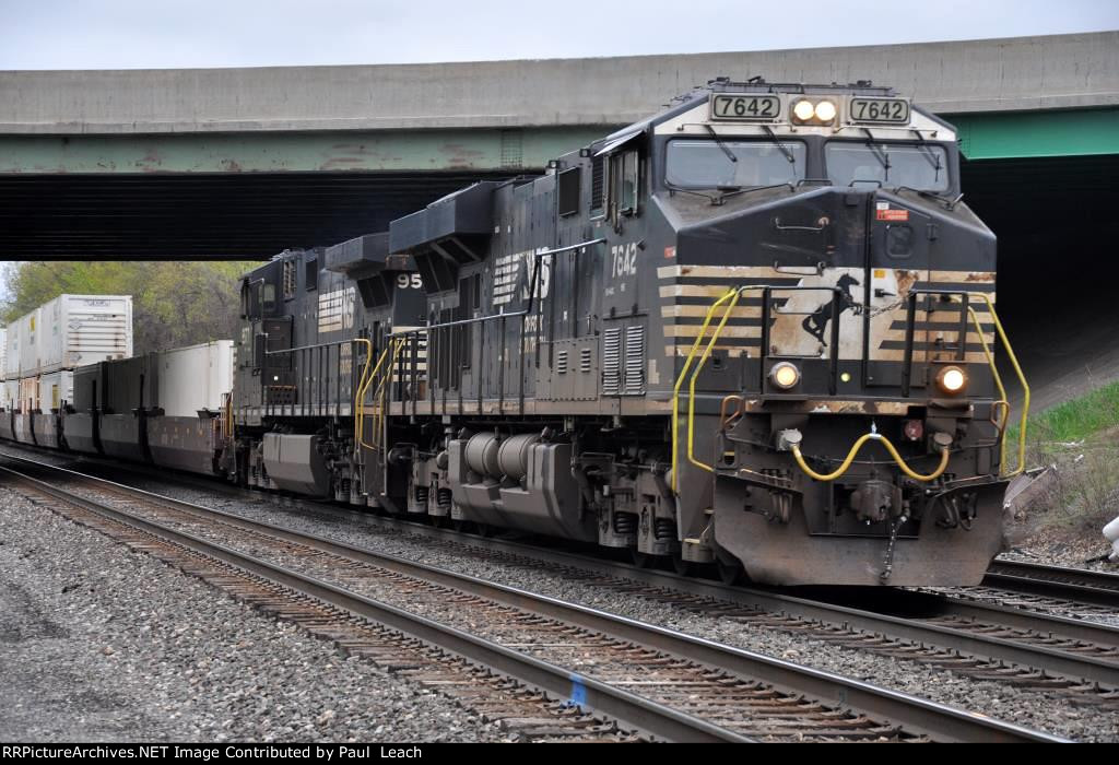 Intermodal races west under I-94